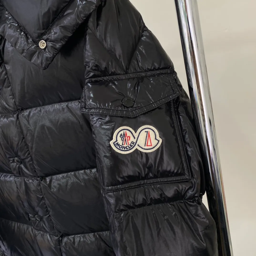 P390 Moncler/ 2026 70 、 。 DNA ， ， 。 Classic ， 、 。 Classic 70 。 Quality， 90 ，Premium Quality ， ，Black ！ Sizes M-3XL